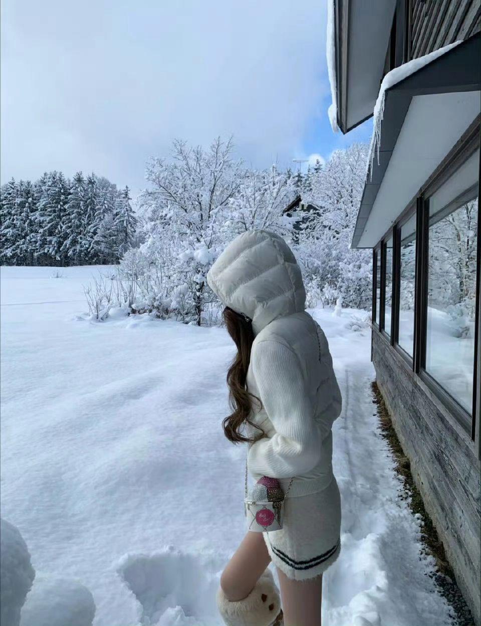 2025年11月底，懒懒突然发布与王思聪的拥吻照及情侣手办照片，强调“感情稳定”