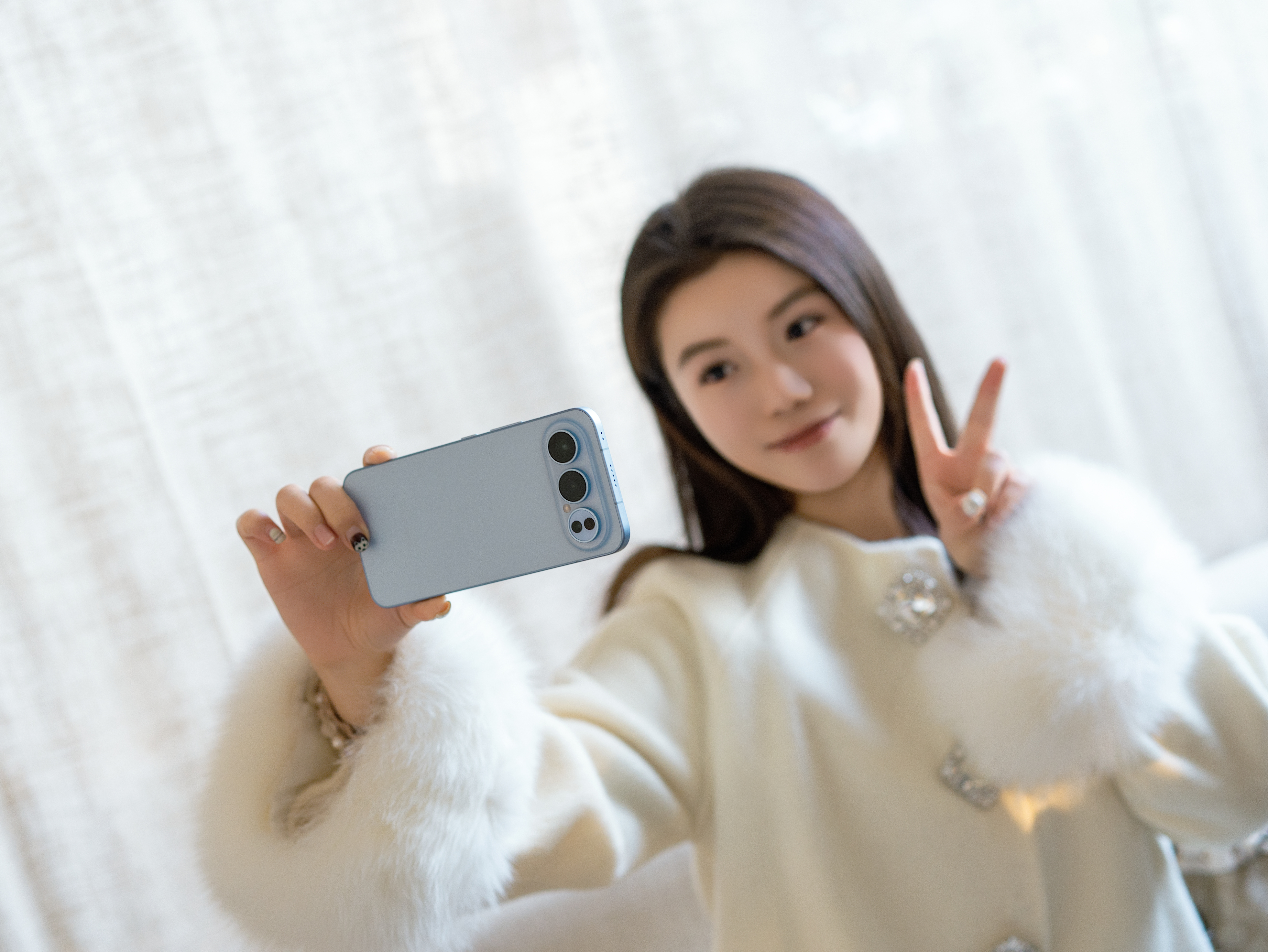 荣耀500系列今天正式开售了，给大家来一组荣耀500 Pro海蓝宝实拍图赏，心动