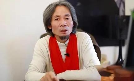 杜子建是否有人格分裂倾向

杜子建是一名作家，还具有企业家的身份。他出版过几部长