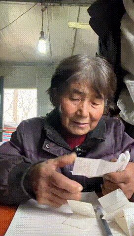 82岁退休语文老师的人生遗嘱82岁老师写高考作文引关注 章奶奶用爱撑起毛孩子的小