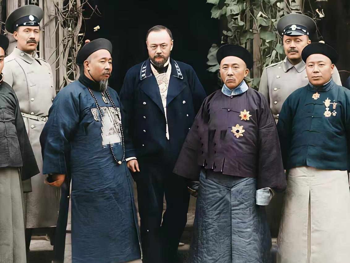 长袍马褂与洋装领带同框，这张1908年的合影，透着清末“中西碰撞”的奇特时代感。