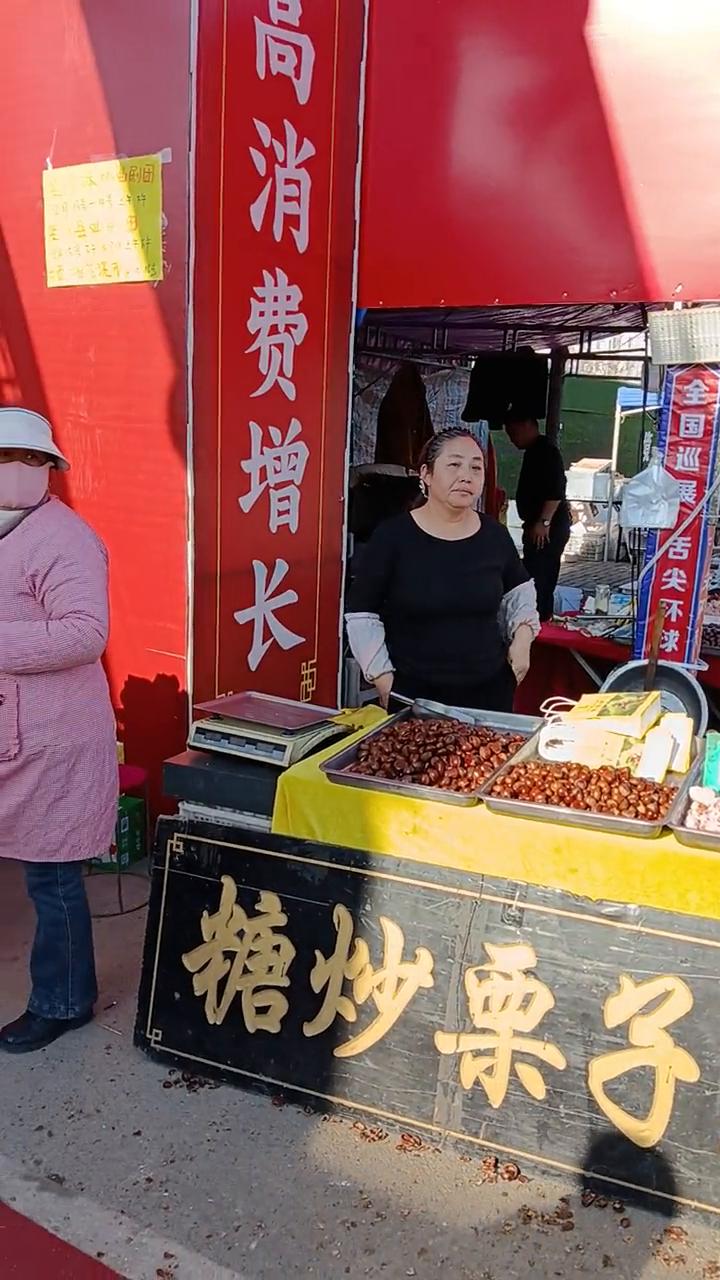 上等板栗颗粒饱满，是纯天然的休闲保健食品。板栗服有千古之王之乡。
