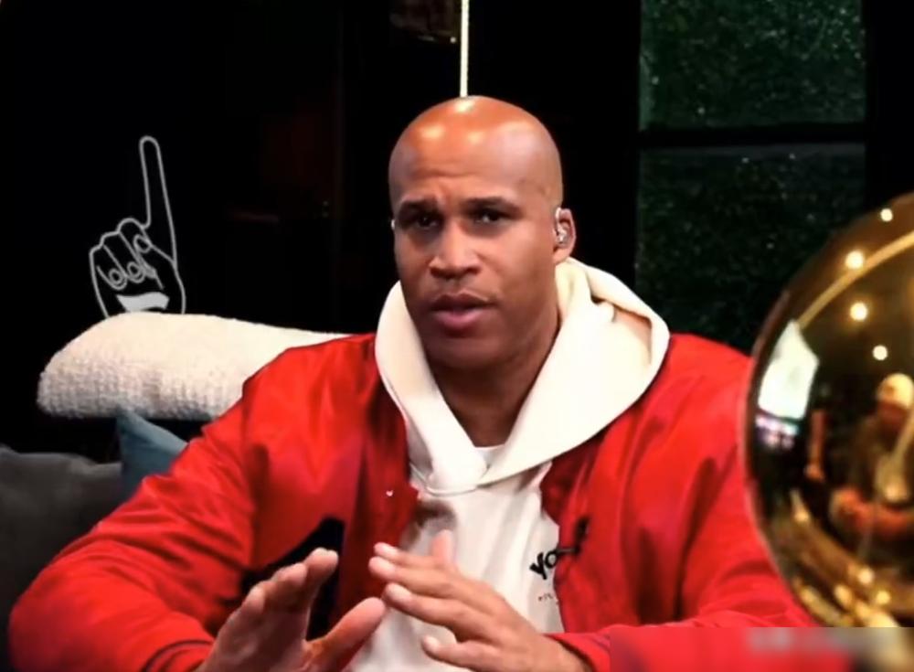 湖人更衣室真炸了。浓眉公开掀桌子，矛头直指管理层，詹姆斯那边回了条短信，看得人心