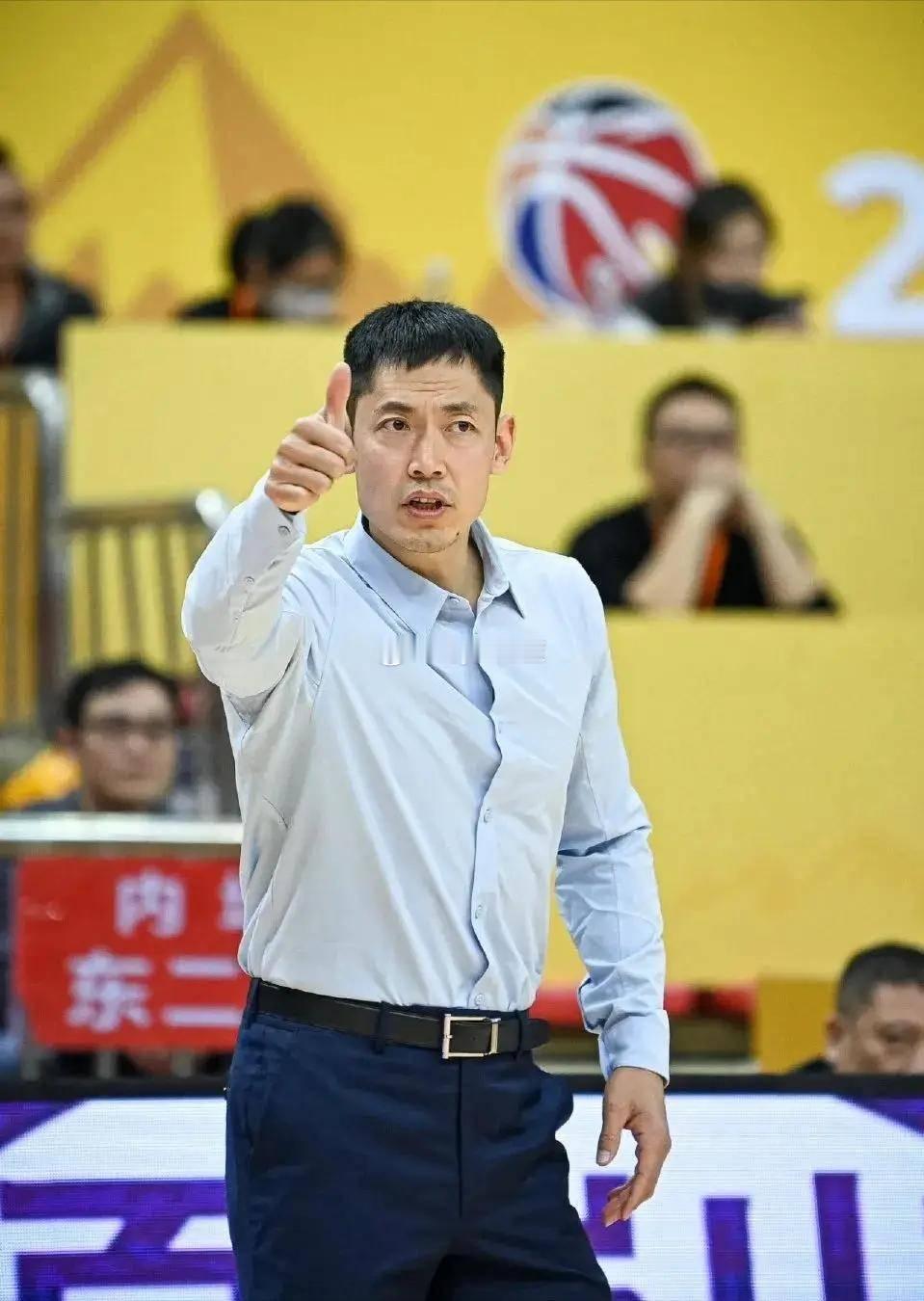 本赛季北控从教练到球员，引援力度都非常大，队中能打球的人很多，但常规赛呈现的战绩