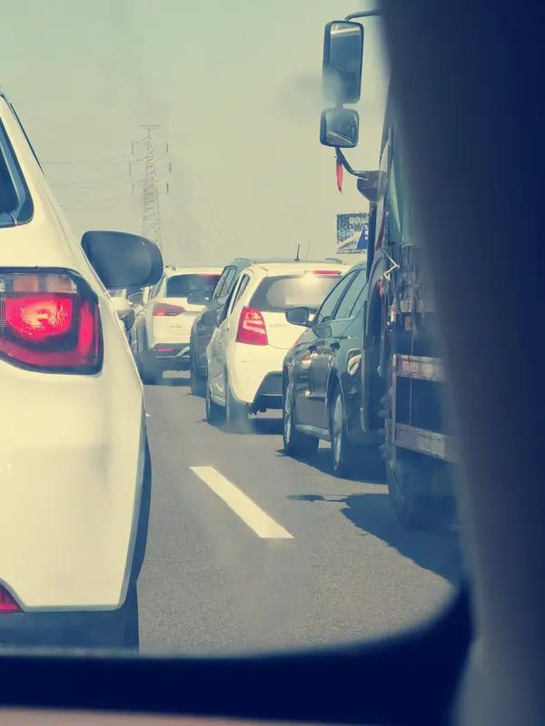 高速堵车乘客劝司机原地卖甘蔗 2025年某高速上，堵车堵到怀疑人生。一辆拉满甘蔗