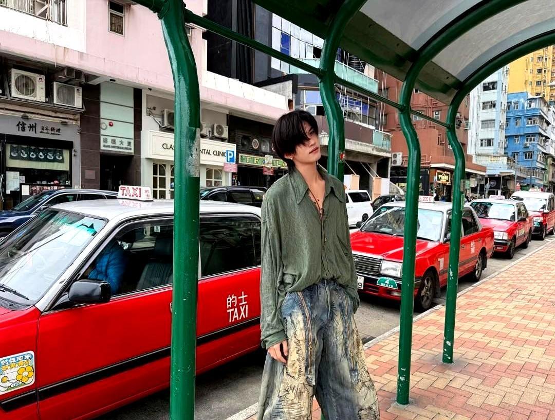 大半辈子没追过星的姐姐们，这次为郝熠然集体破防了。
 
三八节当天他没发千篇一律