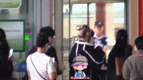 宁静“大光明”发型难掩优越骨相宁静看着哪像54岁的人呐。宁静与几位朋友在餐厅喝下