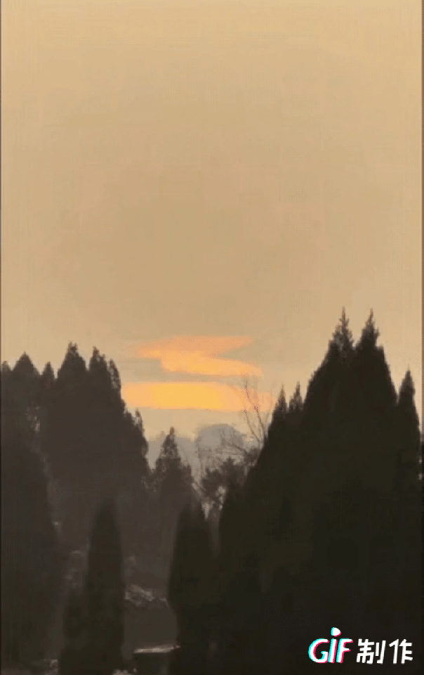 “火到人民日报了！”近日在河南济源，一位女士回家路上抬头看见远处天边有一片橙色，