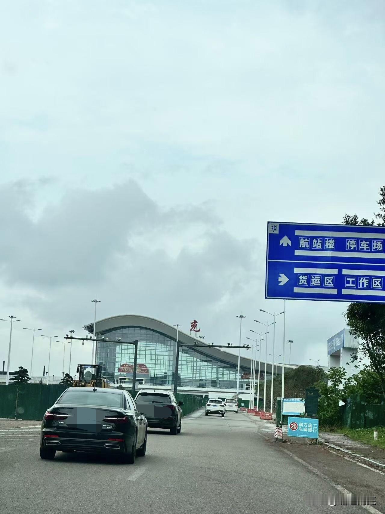 机场航站楼不知何时才能全面完工投入使用，助力建设国际旅游城市。