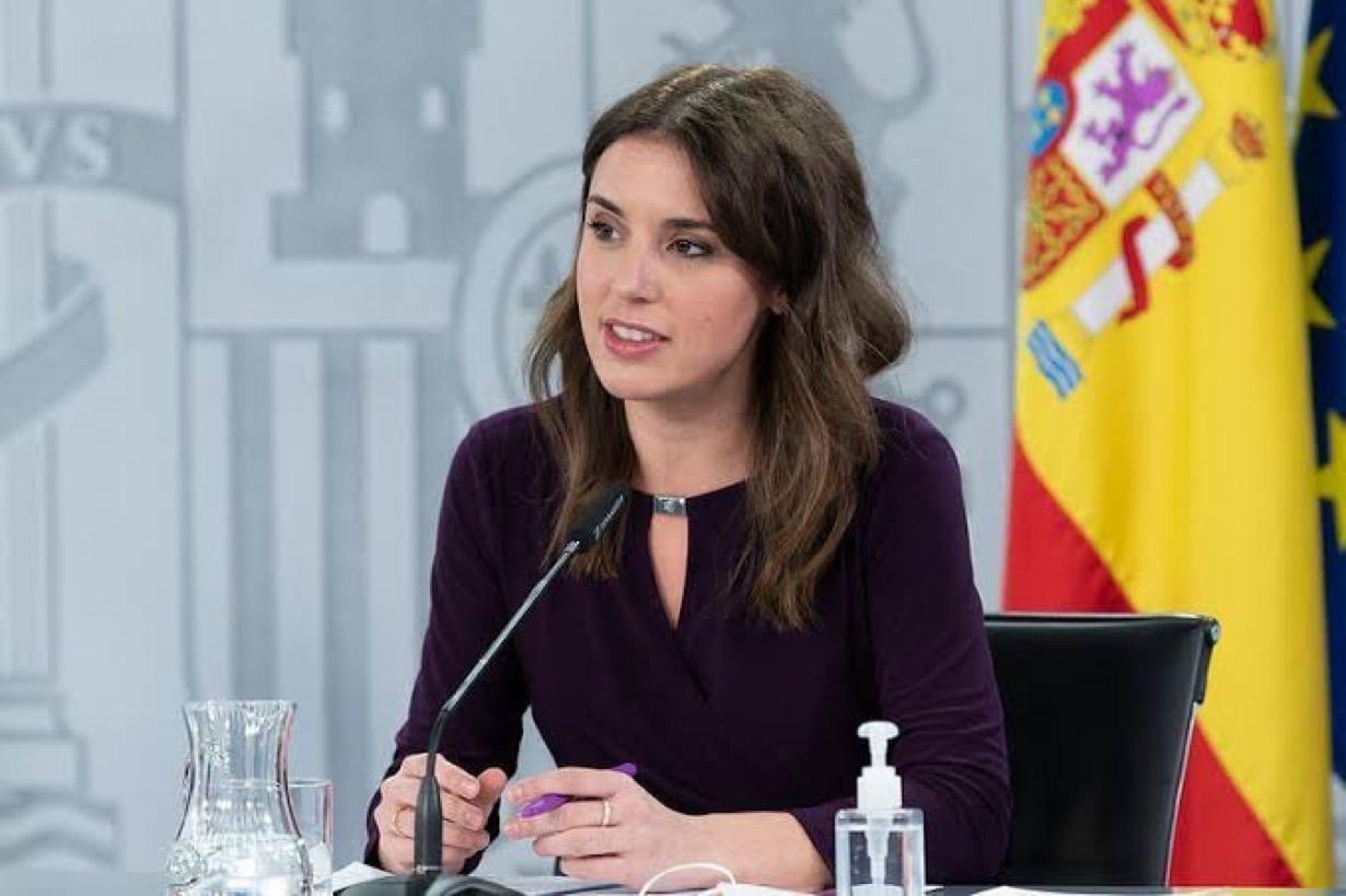 西班牙欧洲议会议员艾琳·蒙特罗Irene Montero：

“美国利用罗塔基地