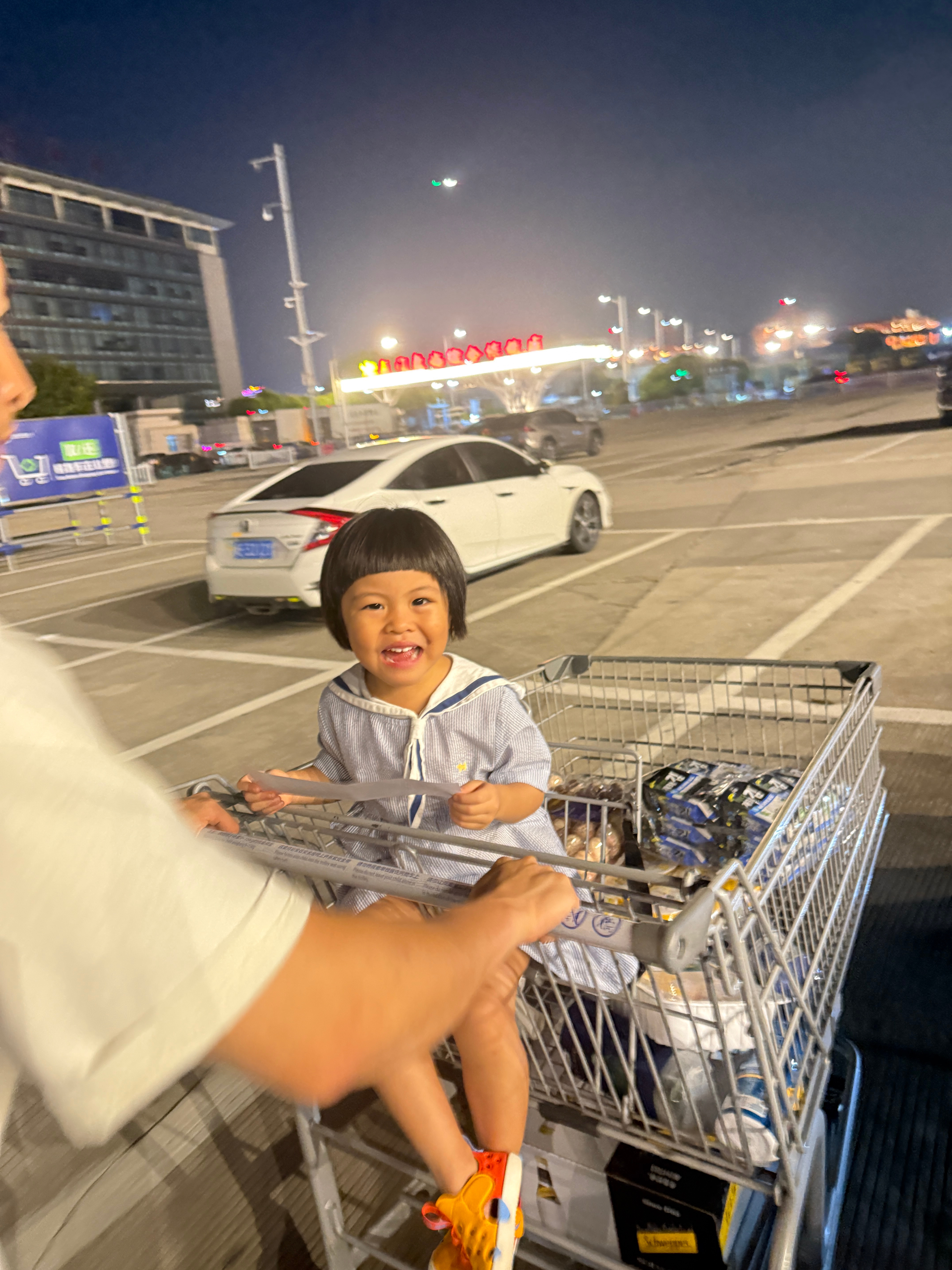 晚上去超市了，我想从球手里拿小票，看看买了啥，给孩子弄生气了