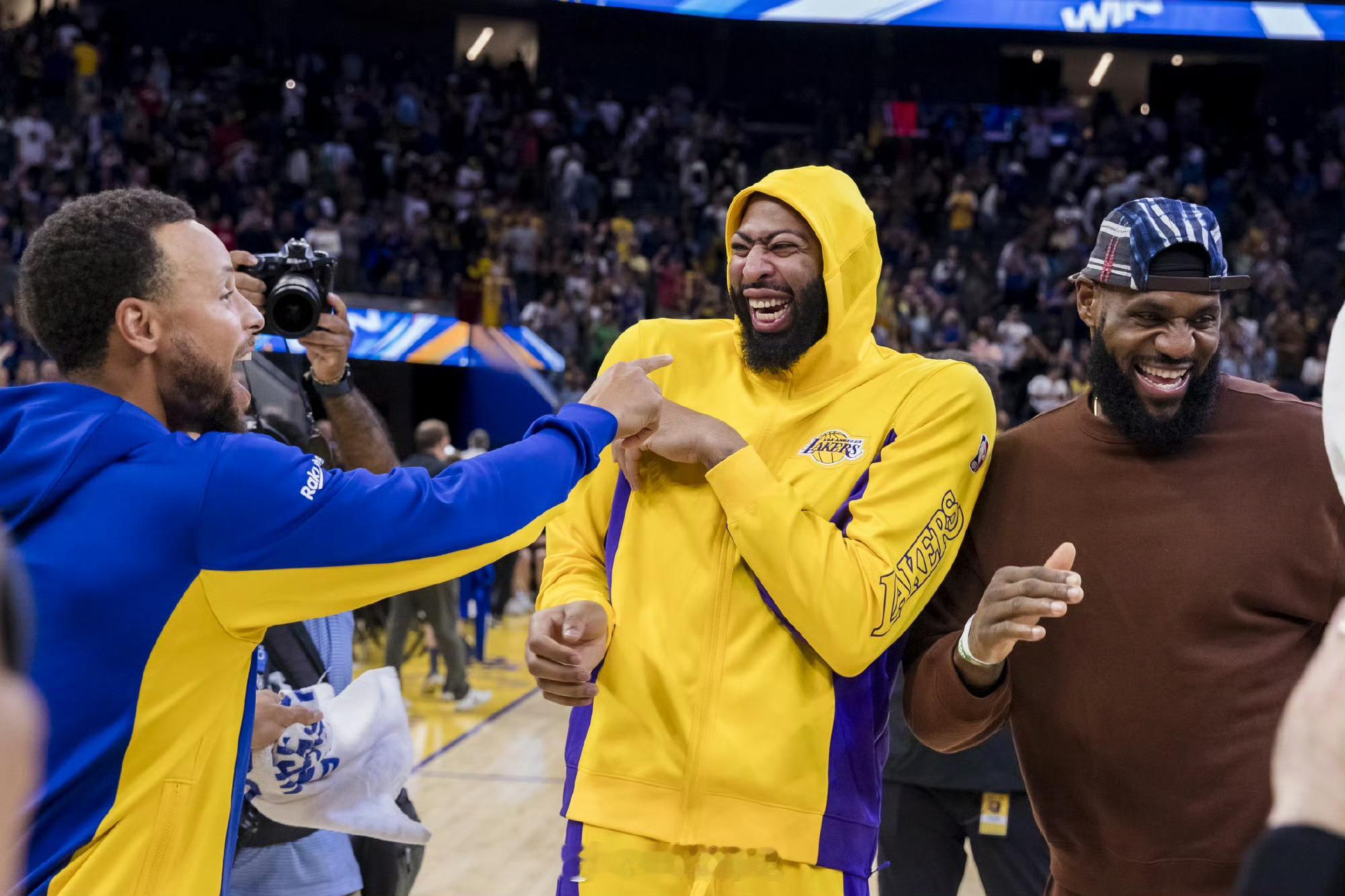 NBA交易网传勇士准备两步走补强，先交易奇才的安东尼戴维斯，再签约自由球员詹姆斯