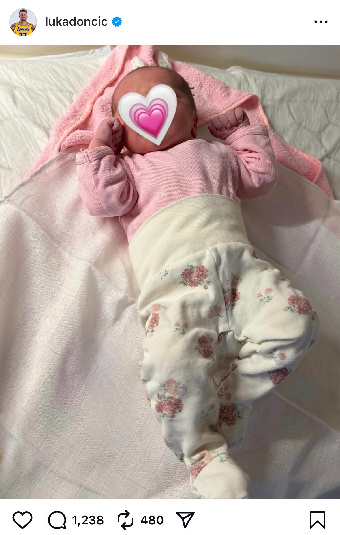 东契奇晒出女儿Olivia出生后的照片❤️ 主页介绍换成了两个女儿的名字。 