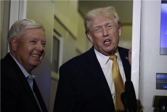 特朗普威胁多国这老头太狂妄了！叫嚣整个西半球都是特朗普的，很快整个宇宙他都要了！