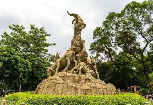 3位著名雕塑家创作，建于1960 年 ，整座石像高 11 米，体积为 53 立方