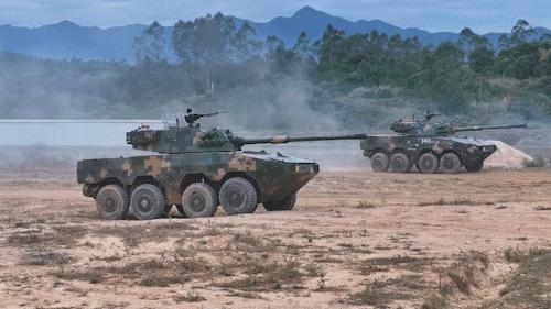 七十三集团军装甲部队在进行实弹演习，中型旅的各种大八轮全部出动，105突击炮、步