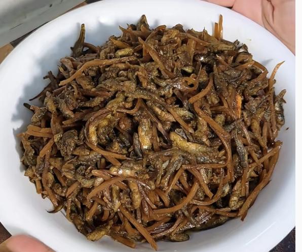 想念老家的咸菜熬小鱼了。就着馒头玉米渣粥可下饭了。