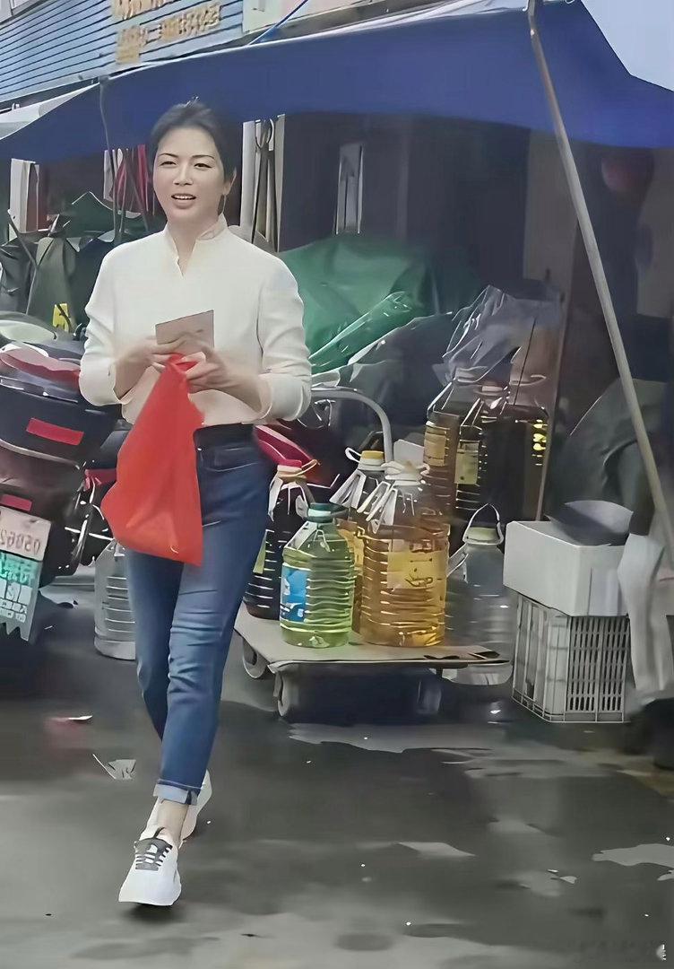 路人原镜头抓拍刘涛，双腿线条自然匀称，这才是真实好看的原生腿型。 
