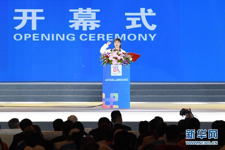 共参考11篇资料
今晚上海这场开幕式，打工人的朋友圈该被这群21岁的年轻人刷屏了