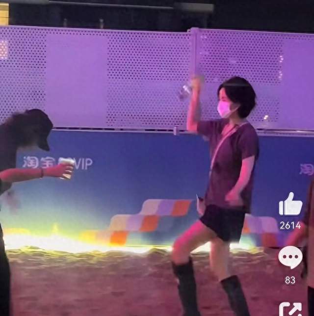 散场时王菲蹦蹦跳跳像个小女生，窦靖童李嫣旁若无人打闹，太羡慕