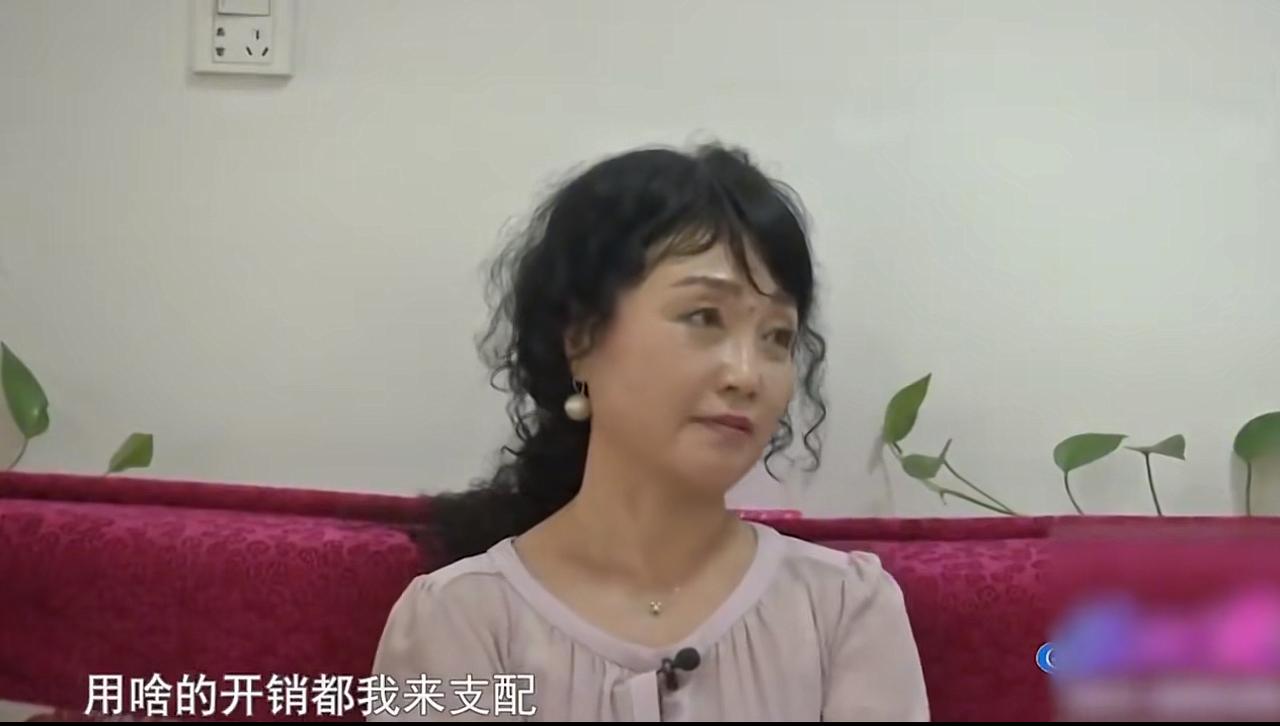 这位相亲的大姐54岁，长得很漂亮，曾经是校花，所以底气十足。要求这位男士存款上交