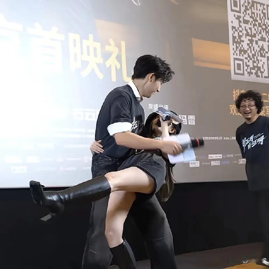 张天爱明星互动可爱，