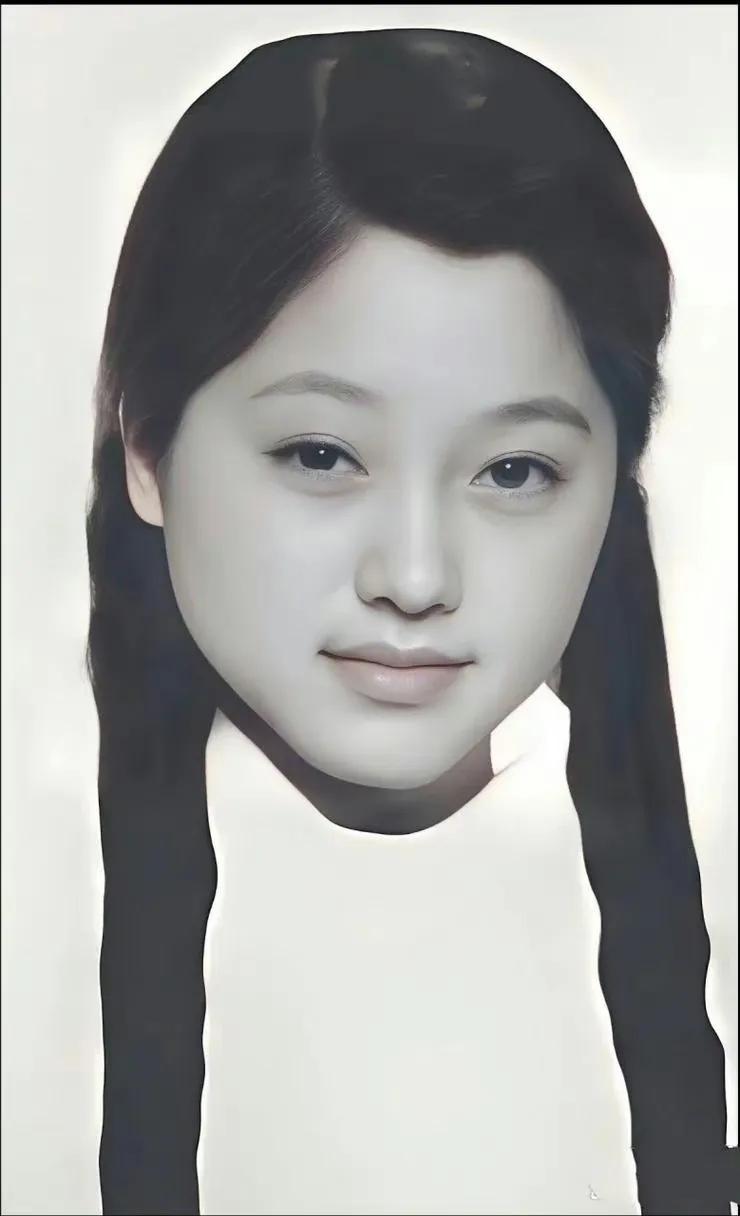 中国第一位女院士——物理学家何泽慧
她是江苏苏州人，22岁毕业于清华大学，26岁