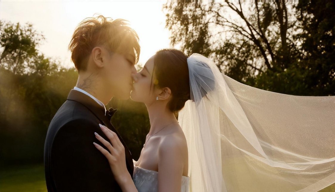 王鹤棣让黄子韬跟徐艺洋离婚王鹤棣综艺名场面！被黄子韬打趣吃醋后，当场硬核喊话让他