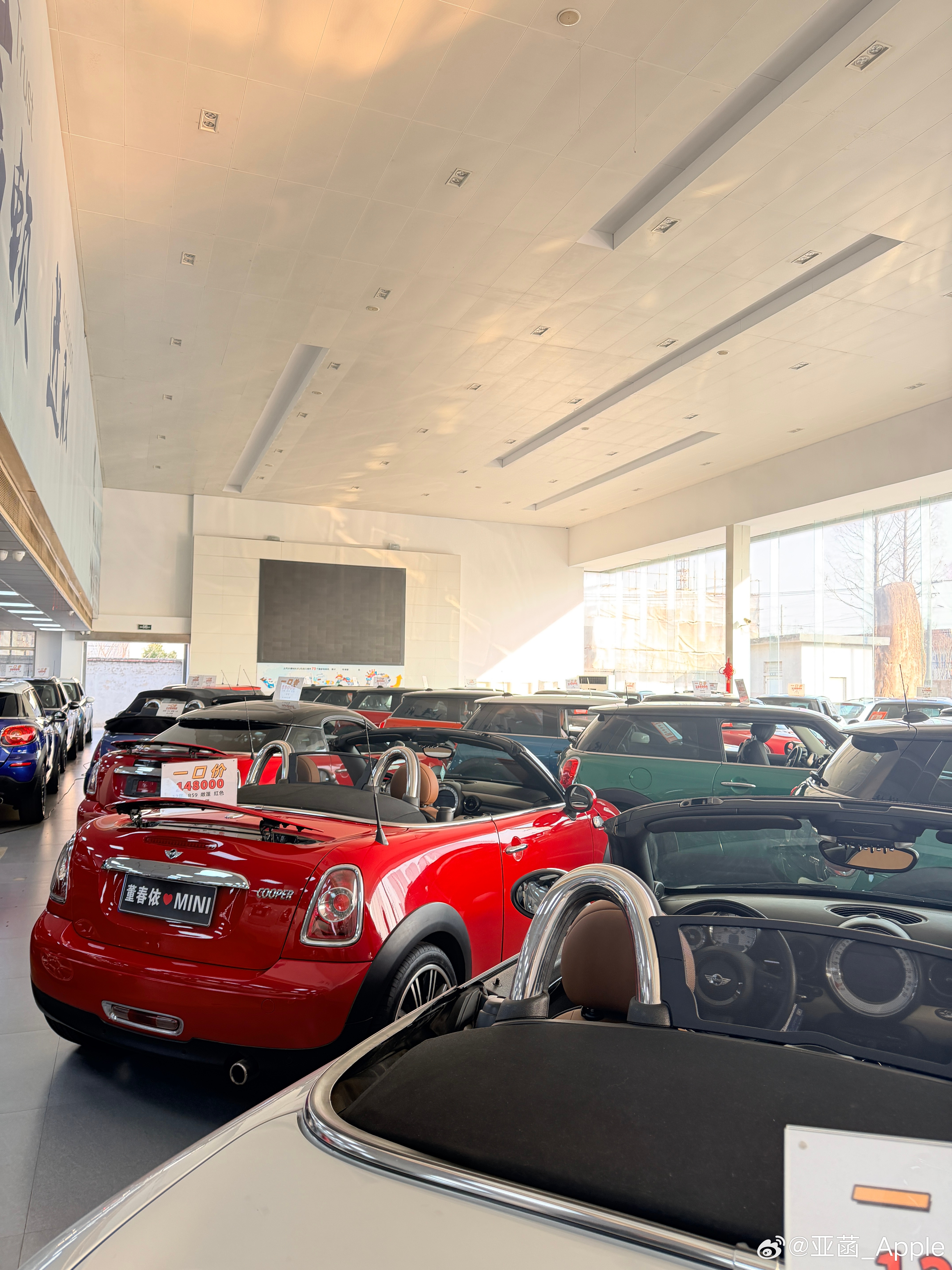 今天陪朋友买MINI 一进展厅oh my god  简直掉进MINI窝了 价格从