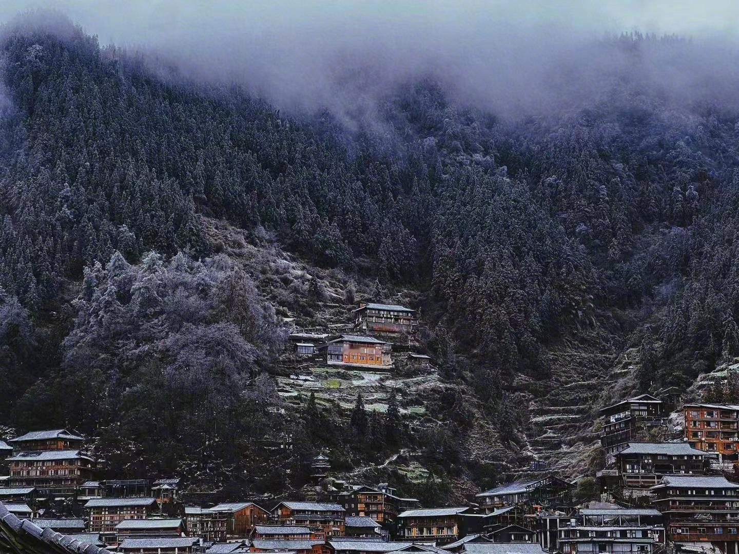 小雪后吃好这三样 1、少咸多苦防‘上火’：屋内燥热易上火，少吃辛辣，多喝水，戒烟