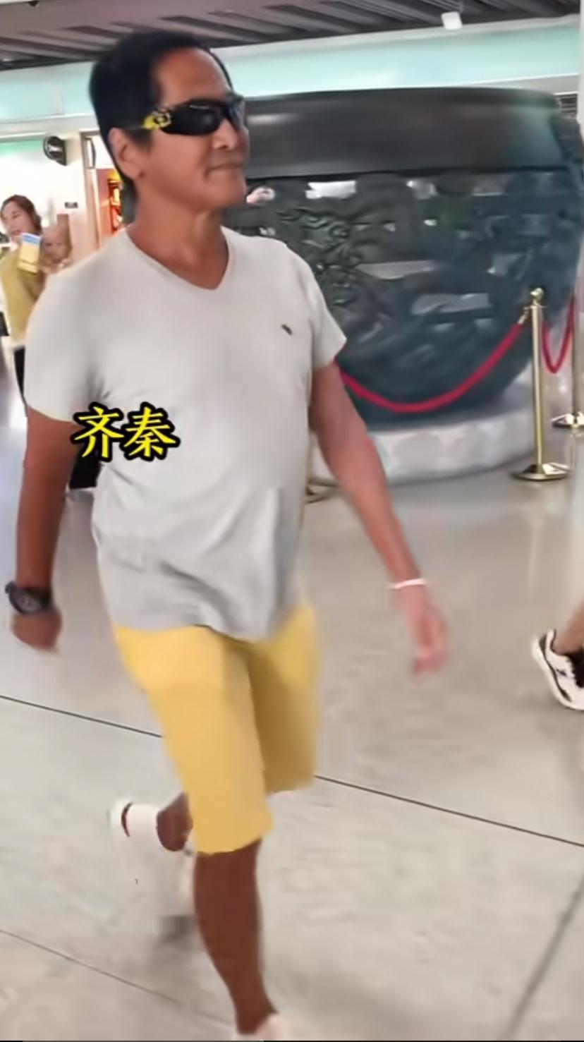 看到齐秦这个样子，才发现他是真的老了！真是一点星 相也没有了，大腹便便的，就是一
