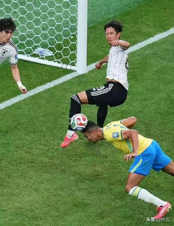 日本成了笑话！
日本队1:2不敌巴西，主教练被曝光曾向首相承诺，将努力把大力神杯