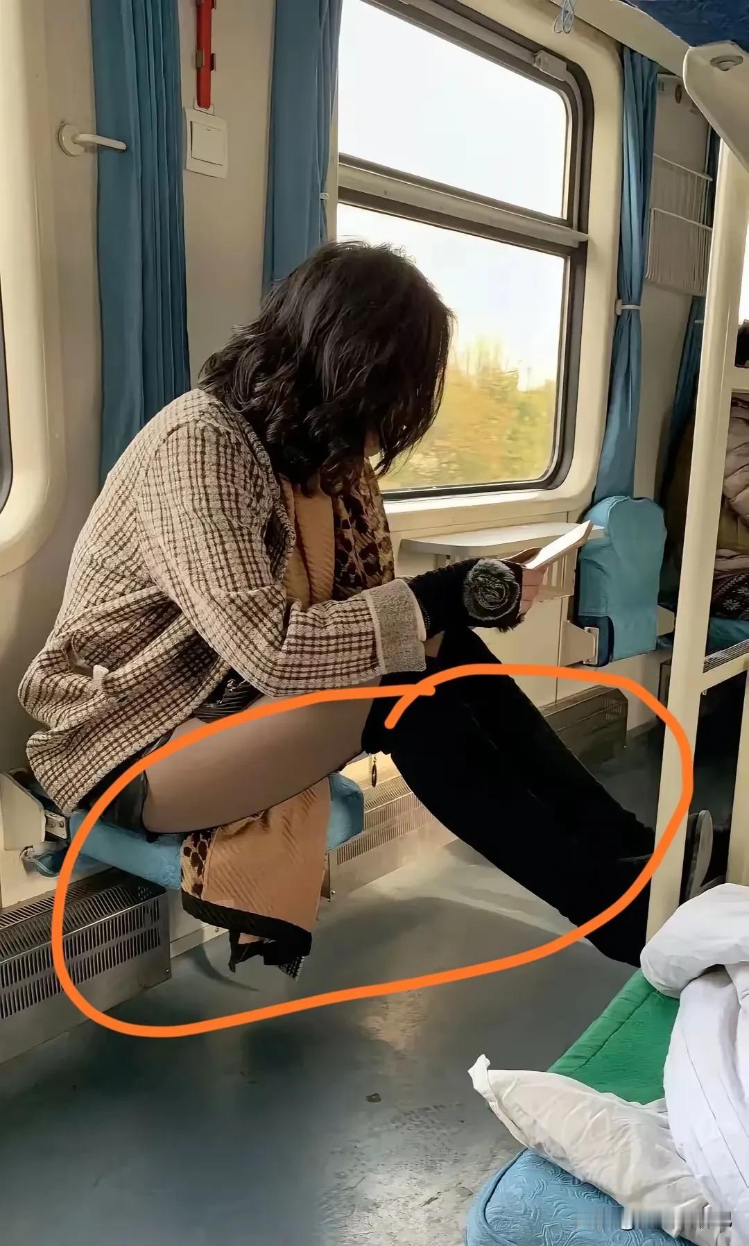 公共场合这样做不合适吧！
这女子只顾自己舒服，
完全不体谅他人的难处，

你这样