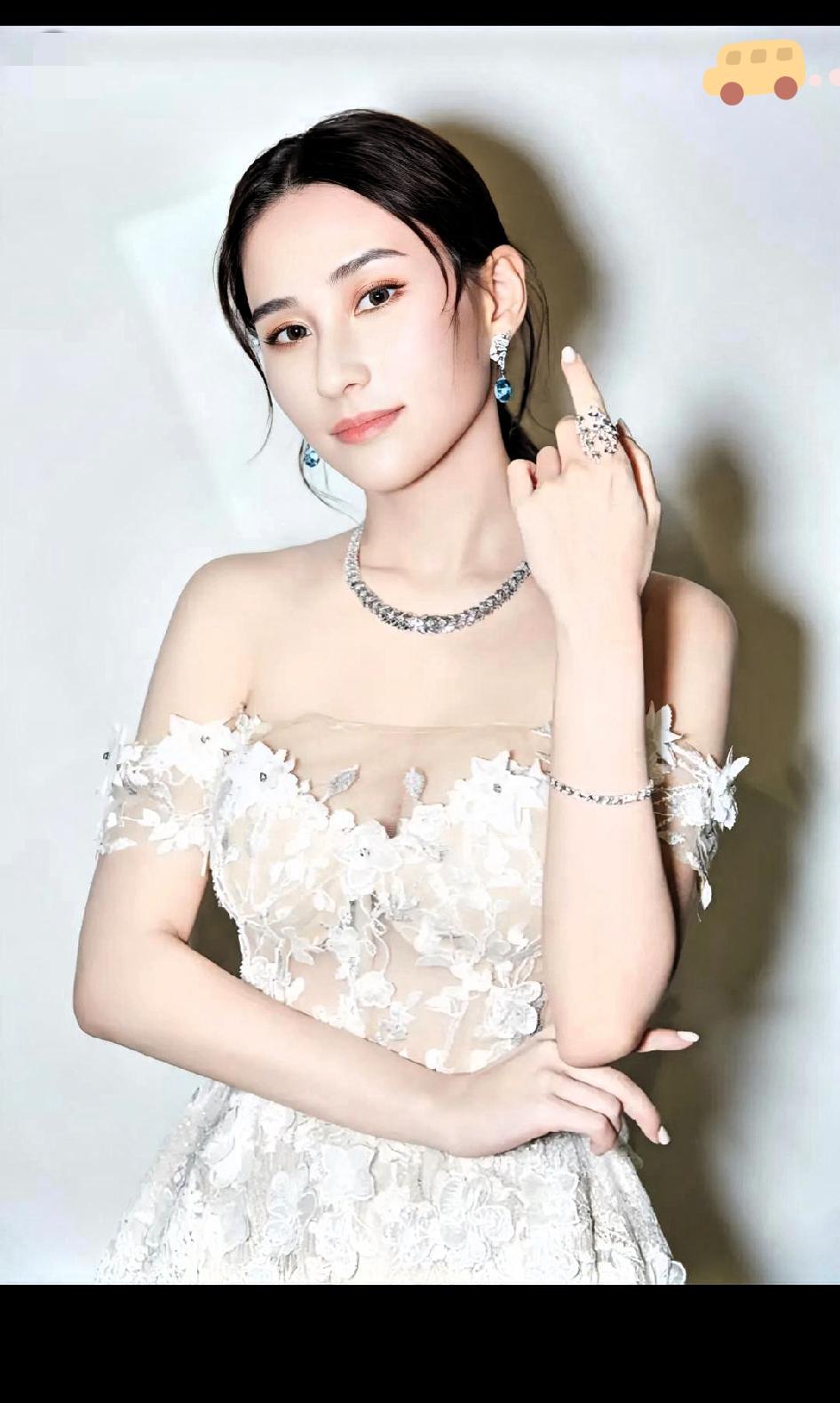 何超莲的精心布局，
终究敌不过现实的变数。
她原以为，通过婚礼与房产耗尽窦骁的积