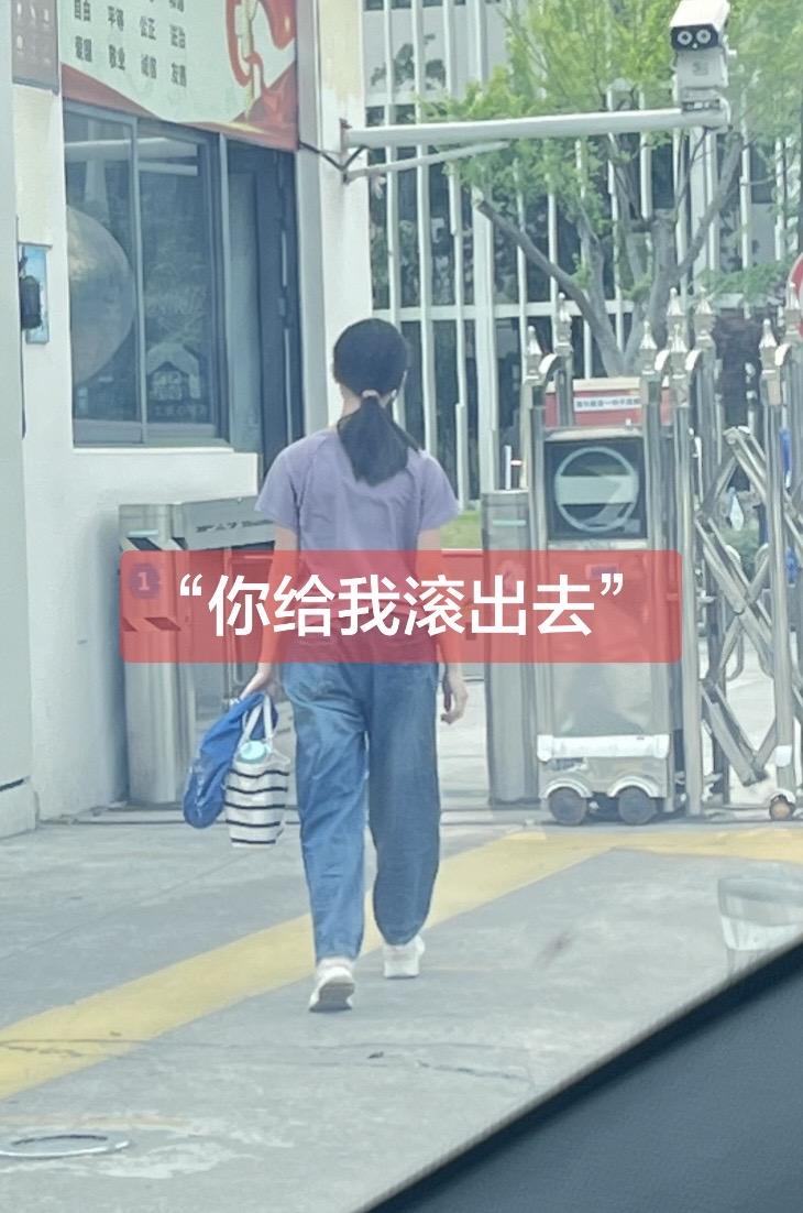 女儿，
今天早上，你爸进房间找袜子。

其实前后也没几分钟，
可你突然很大声地说
