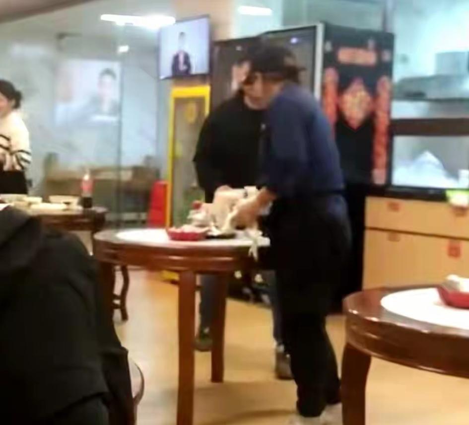 51岁的港星麦家琪，如今扎根广东肇庆广宁的小县城，守着一家云吞店，穿工服擦桌收碗