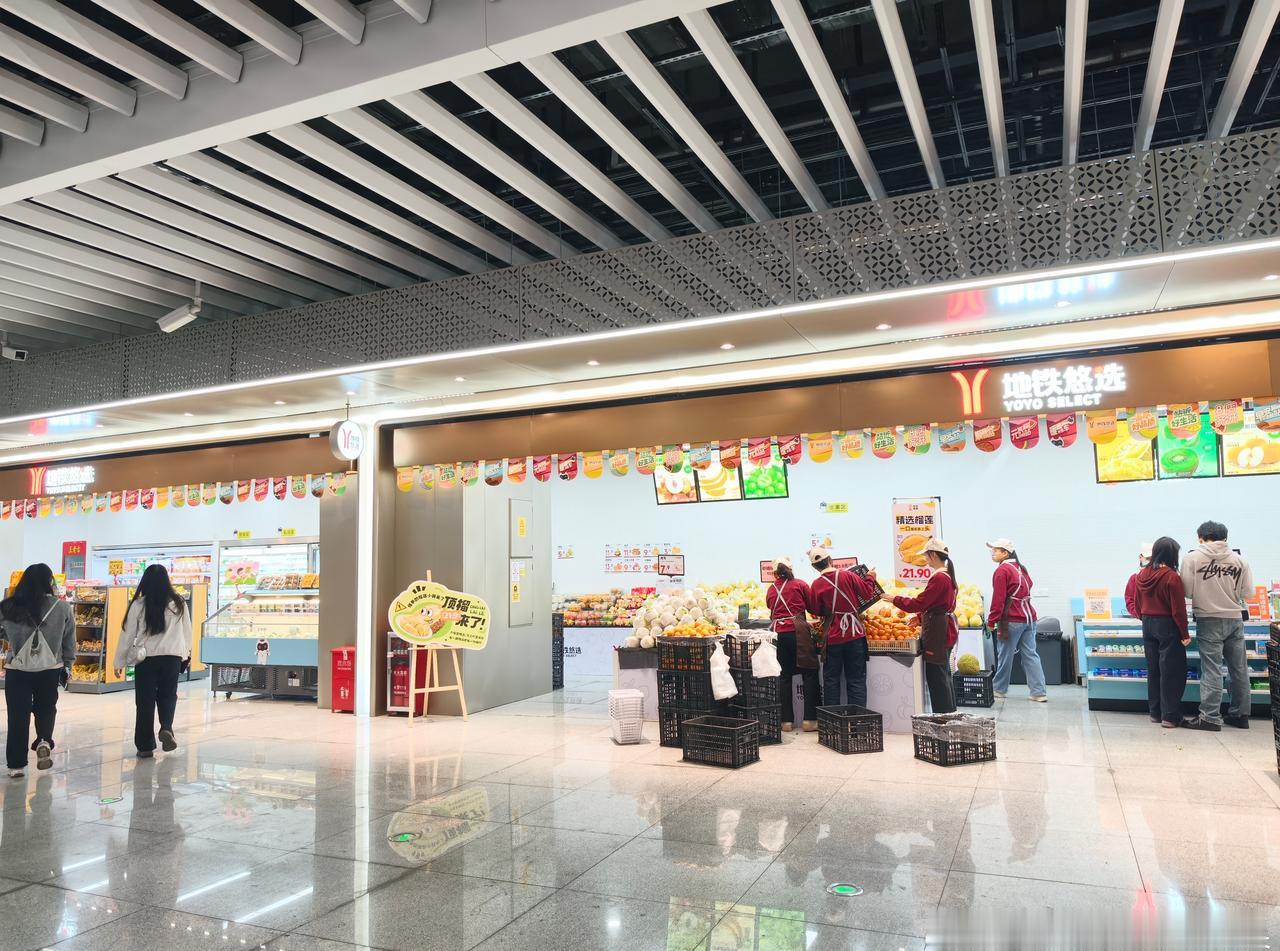 第一次坐11号线，
广州地铁都自己在地铁站里卖东西了 ​​​