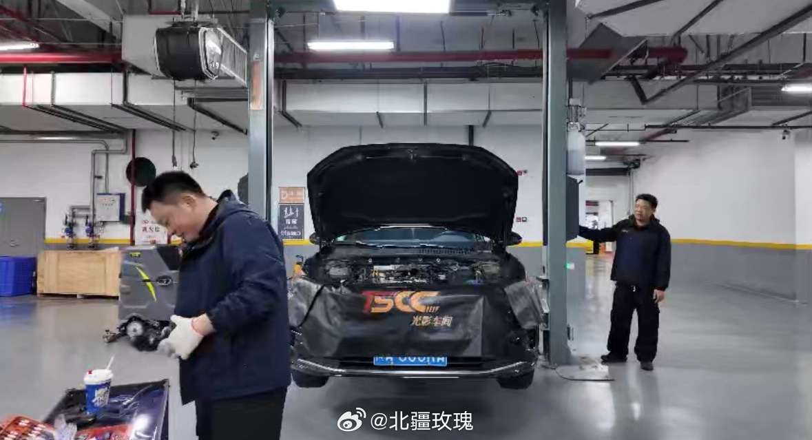 复古车给逛上海开挂了TSCC专注劳斯莱斯宾利改装，经典豪车驶过福州路氛围感拉满。