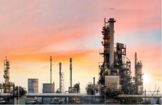 欧盟宣布，要将两家日产能合计达60万桶的中国炼油企业--辽阳石化和山东裕龙石化，