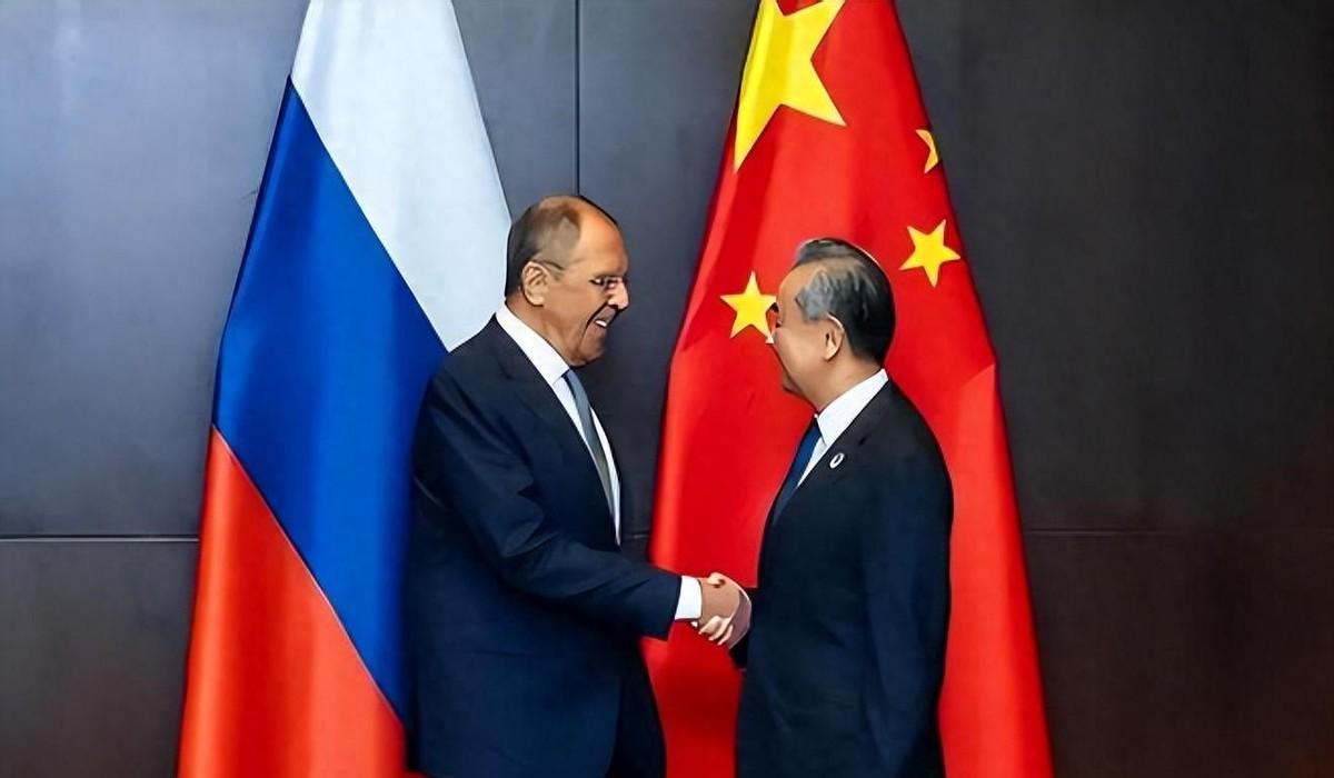 霍尔木兹海峡的战舰还在对峙，匈牙利政坛刚刚经历了一场大地震，日本的导弹部署更是紧