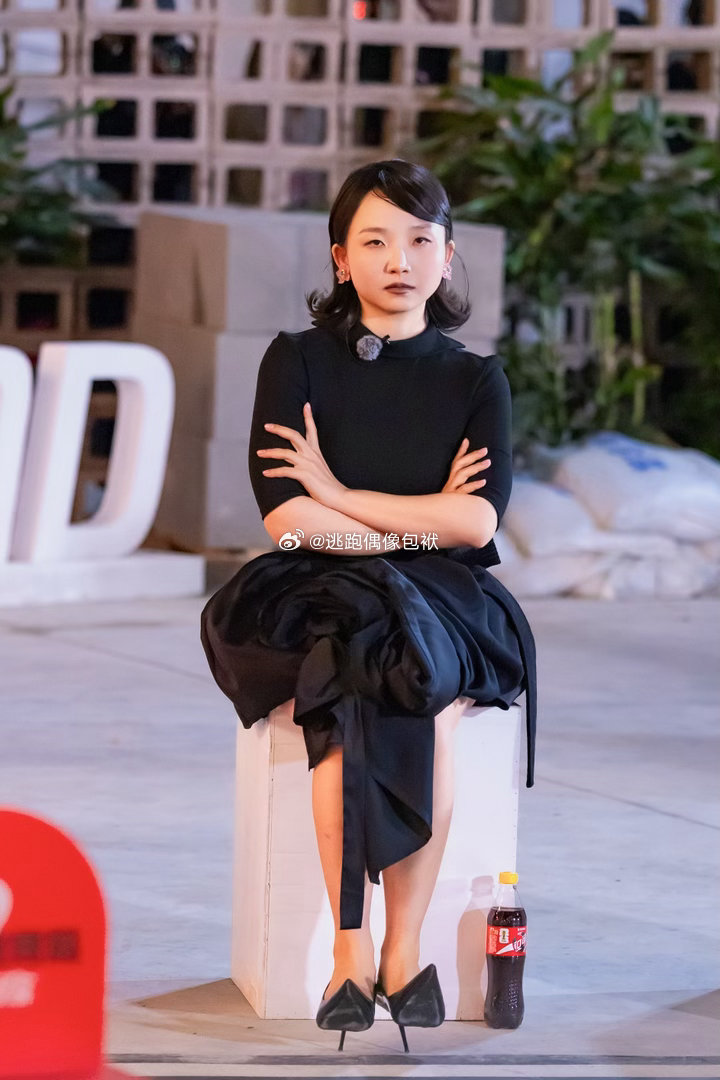这居然是李嘉琦没认出来这是李嘉琦镜头扫到走秀队伍里的身影，氛围感穿搭格外吸睛，本
