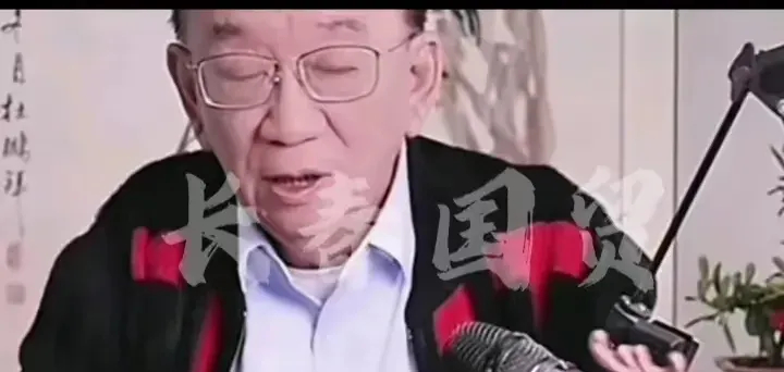 侯耀华和杨毅间争议纷繁复杂，难以分辨对错。侯耀华曾劝杨毅不要消费已故的杨少华老爷