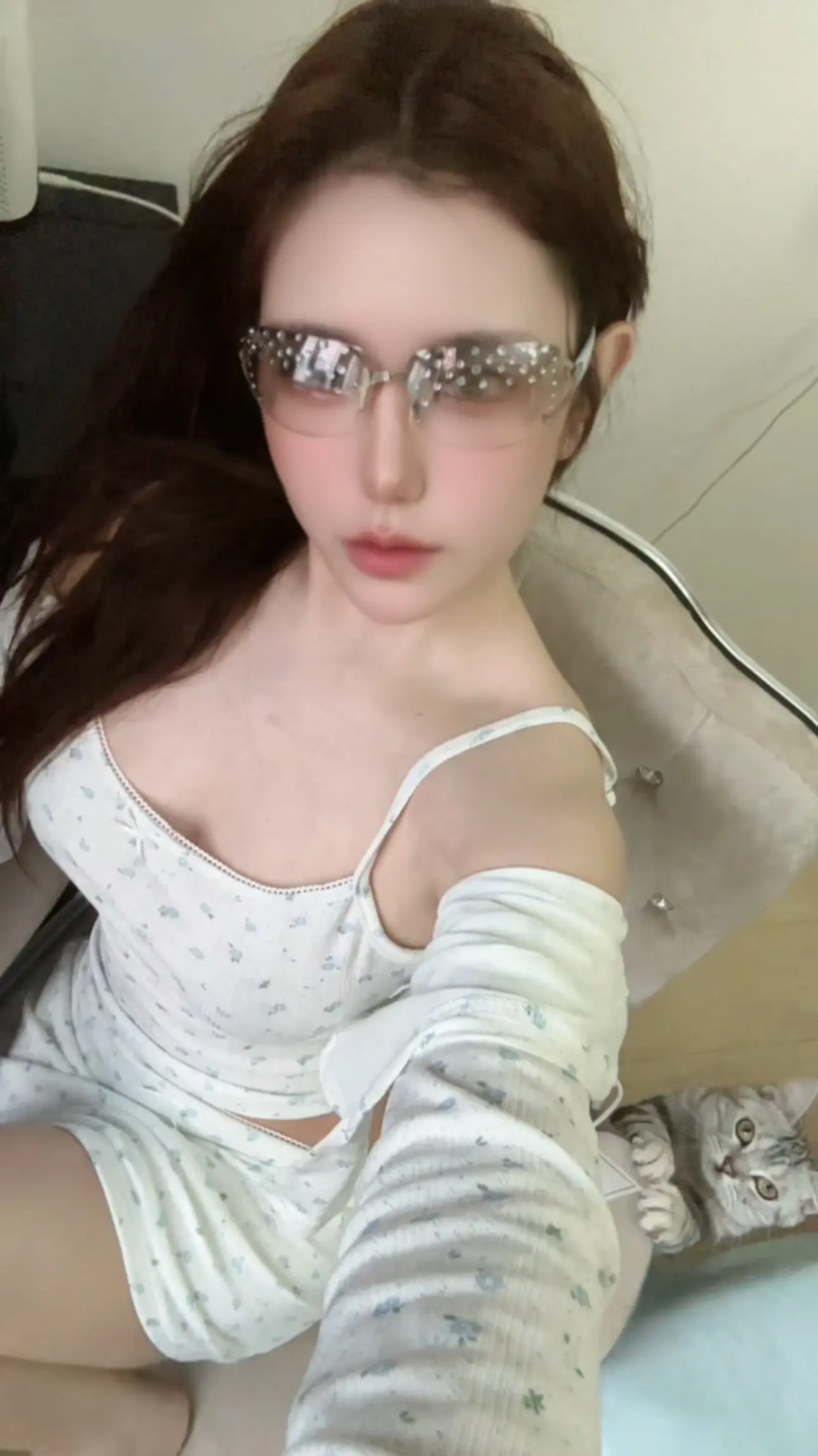 枯枝败叶满是淤泥的污水里，我也要亭亭玉立，落落大方