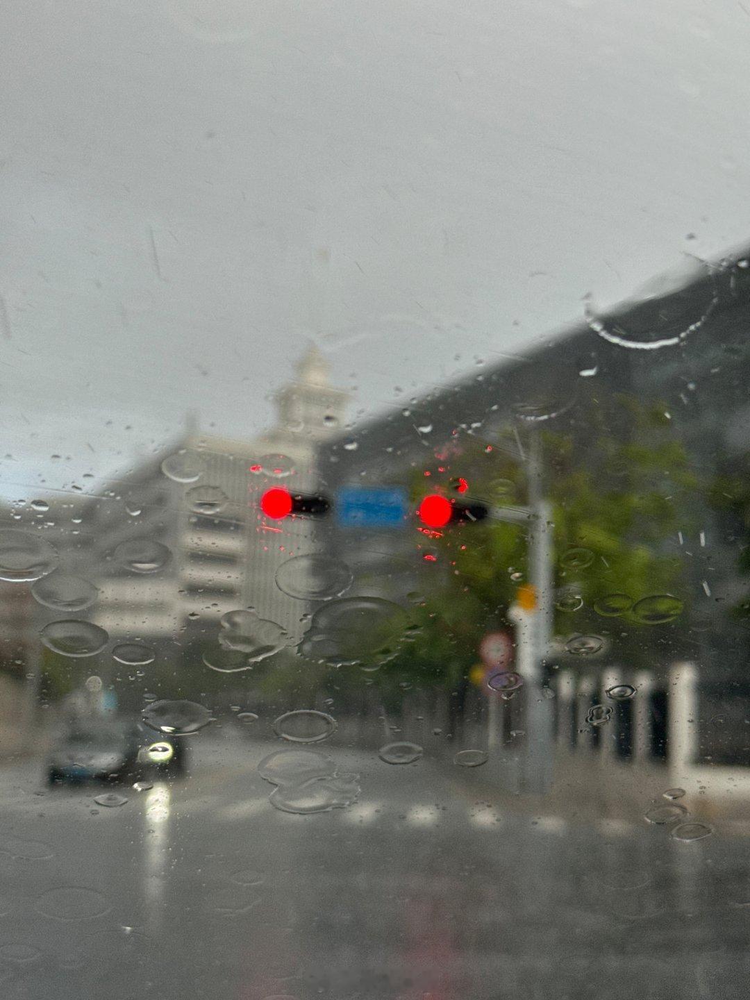 早上好啊，车刚开出小区就瓢泼大雨，深圳这几天的天气，时而大暴雨，时而大晴天，阴晴