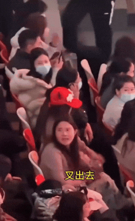 又是一个显眼包出来作妖了！

在成都举办的乒乓球混团世界杯赛场上，一名女子不顾旁