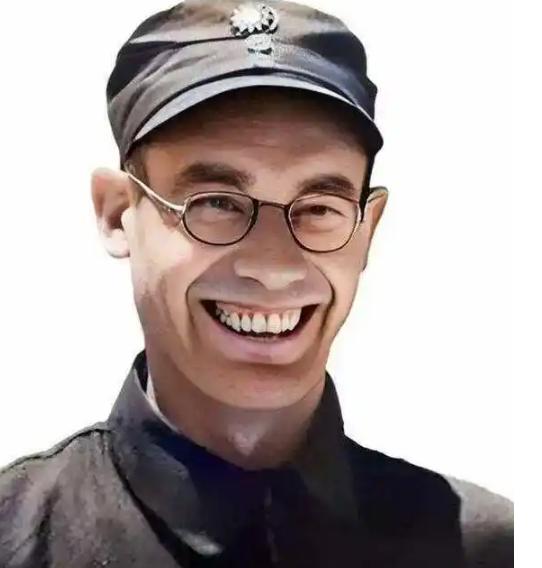 比起打仗，李德的私生活同样荒唐。他刚来没多久就耐不住寂寞，到处寻花问柳，闹得满城