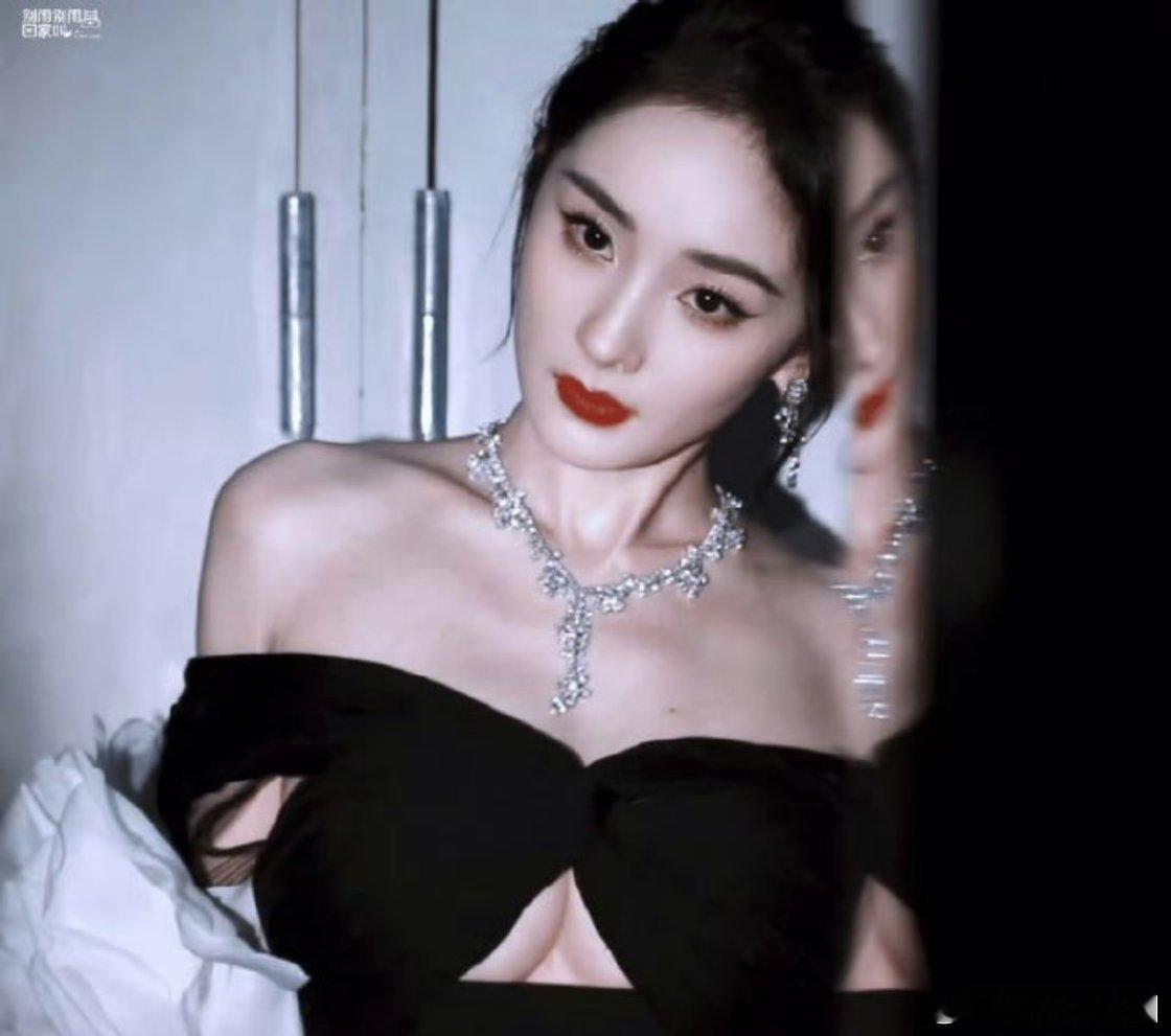 杨幂这个造型也是在学娱乐圈其他明星的擦边操作吧[666][666][666]不过