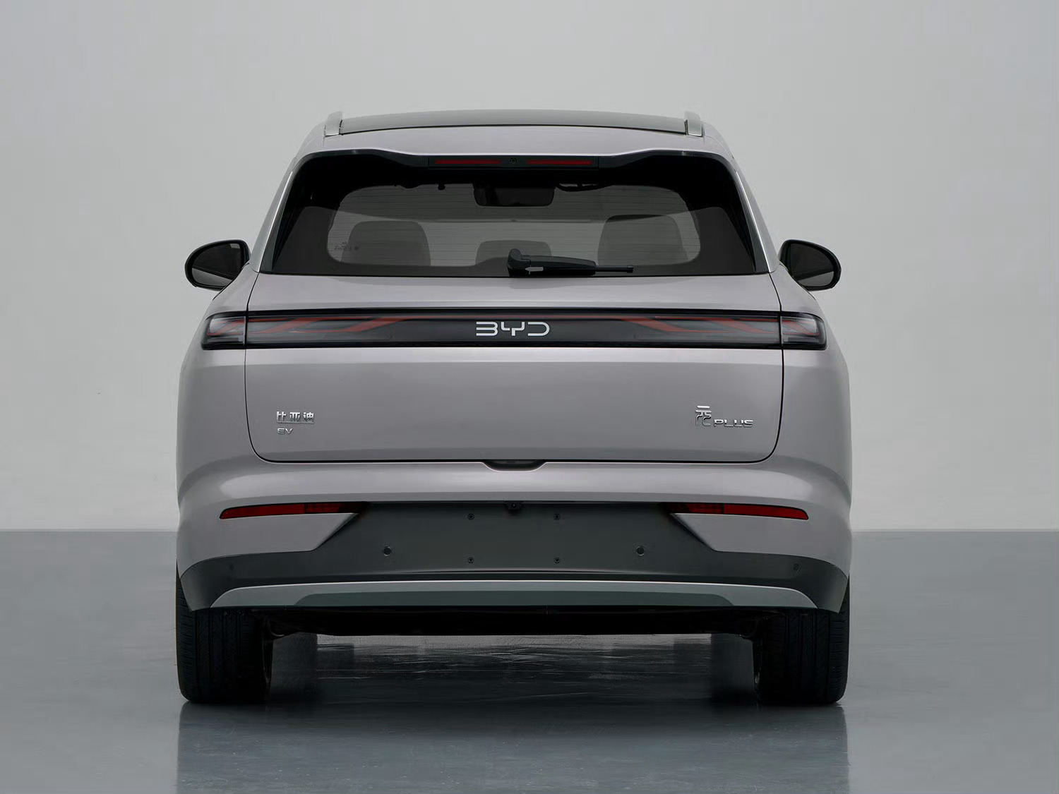 比亚迪全新元PLUS车长4665mm轴距2770mm相比现款加大了不少设计非常饱