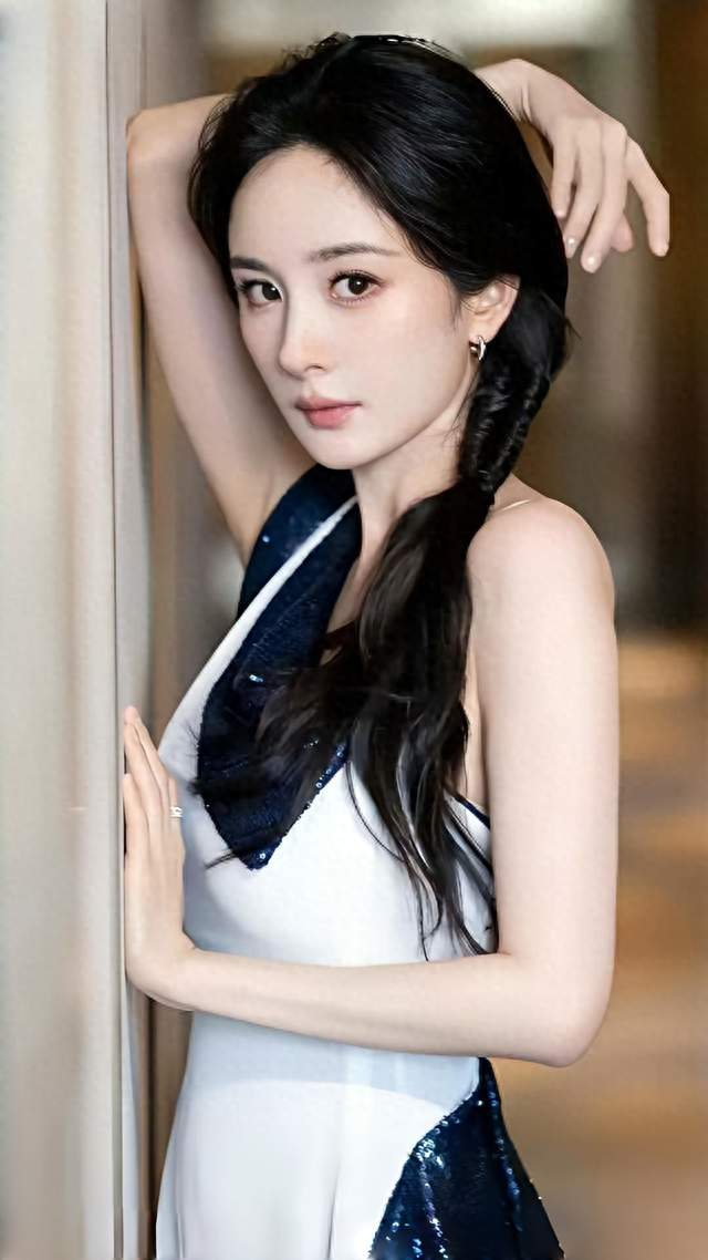 可雅可艳！杨幂穿梭多种风格，礼服表现力直接拉满