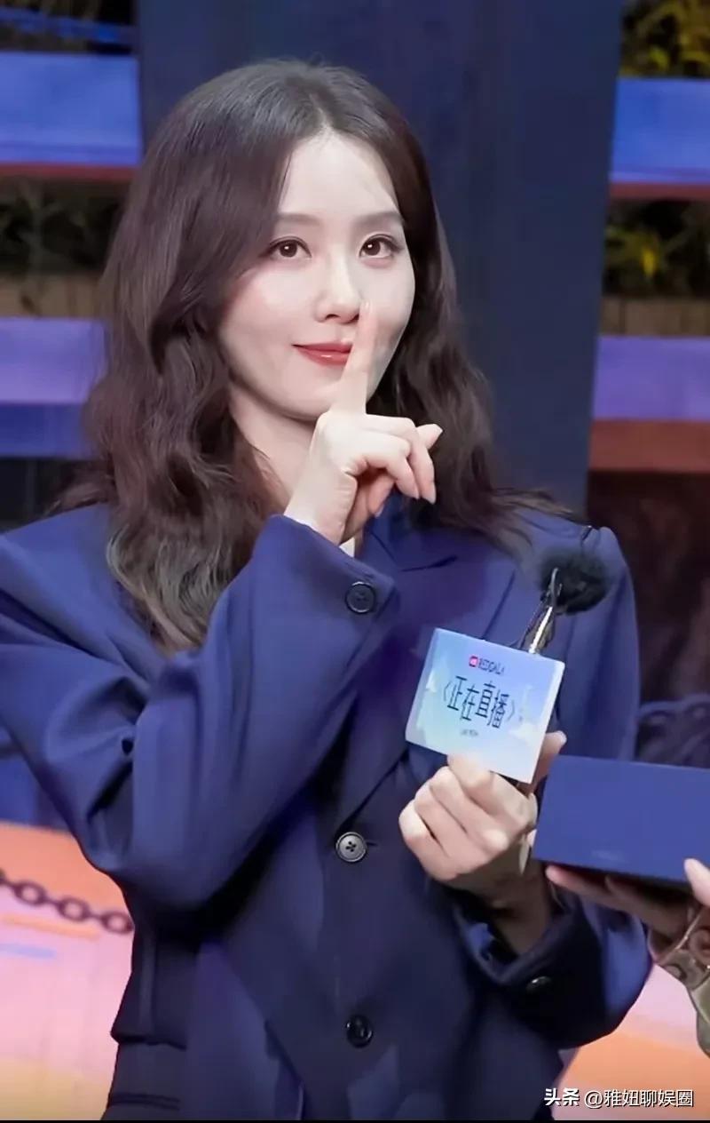 刘诗诗近日参加某活动现场，蓝紫色西装，配上波浪长发，加上好立体好无敌的五官，真的
